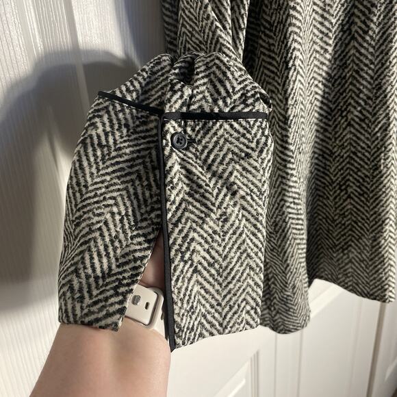 DKNY Shirt Women‎ Large Black Gray Geometric Button Up Lightweight Blouse Top - Picture 3 of 13